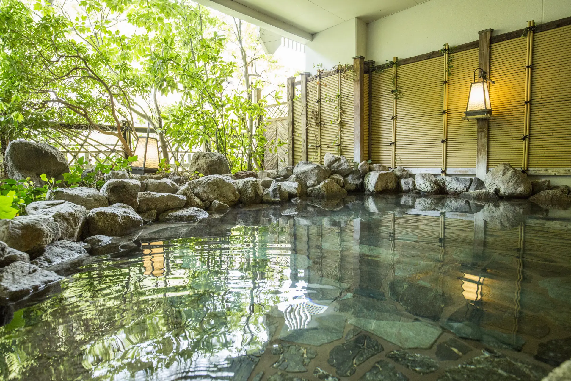 The open-air rock bath at Keikoku-no-Yu public bath