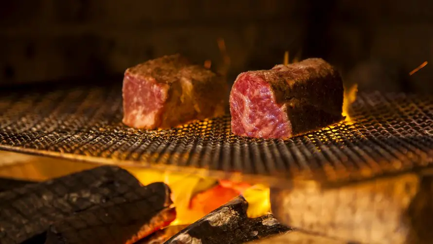 薪釜でじっくりと火を通し、素材の旨みを引き出す肉料理