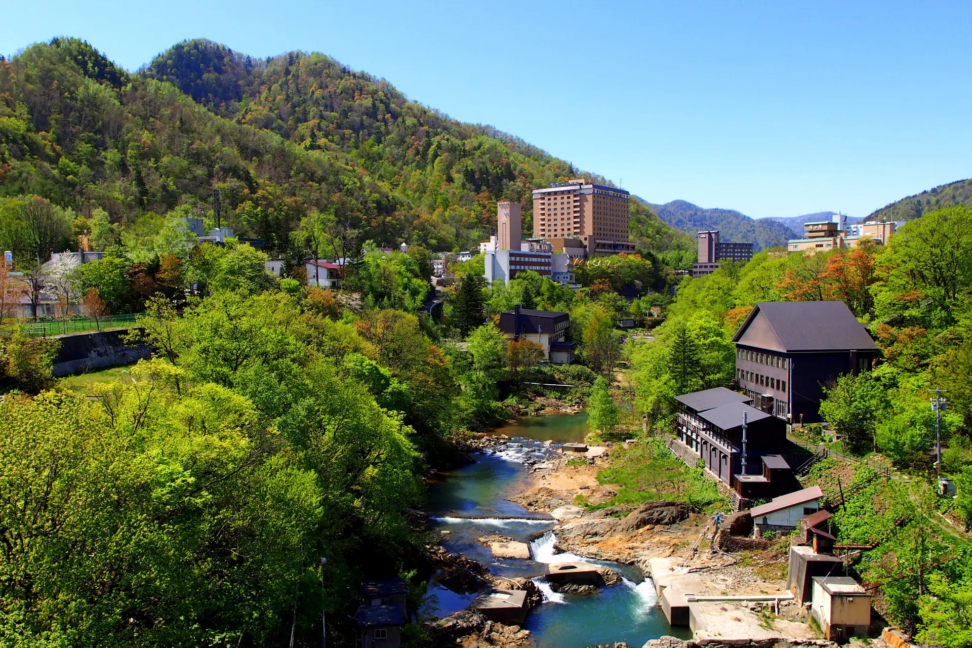 豊かな緑と渓流、山々に囲まれた定山渓ならではの渓谷美