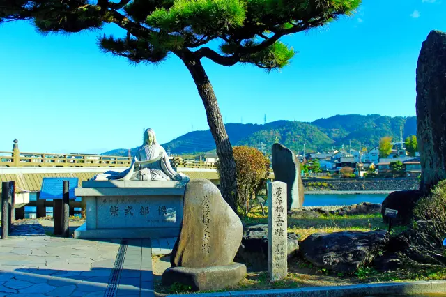 秋晴れの空が広がる、紫式部像と宇治橋周辺の風景