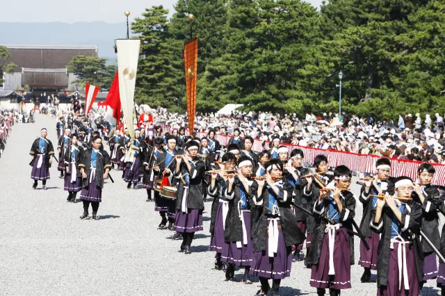 京都の秋を彩る風物詩「時代祭」の華やかな行列