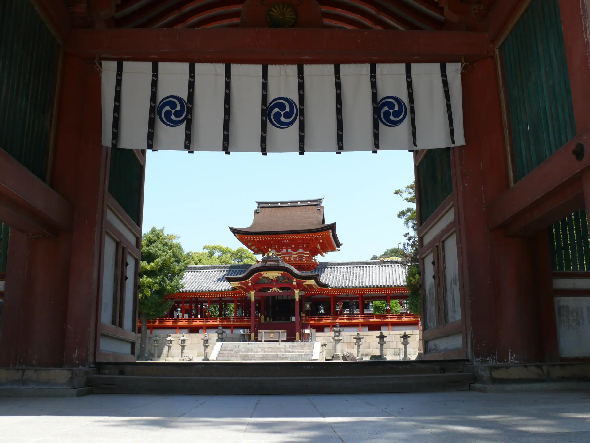 南総門越しに望む、鮮やかな朱塗りの八幡宮本殿