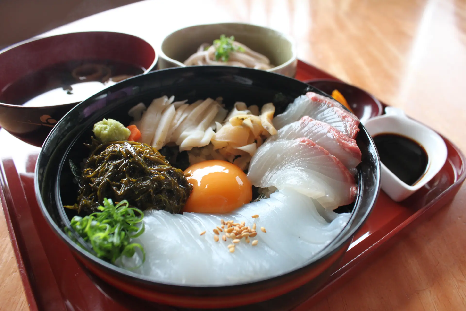 地元の新鮮な魚介を一度に味わえる名物「丹後お宝丼」