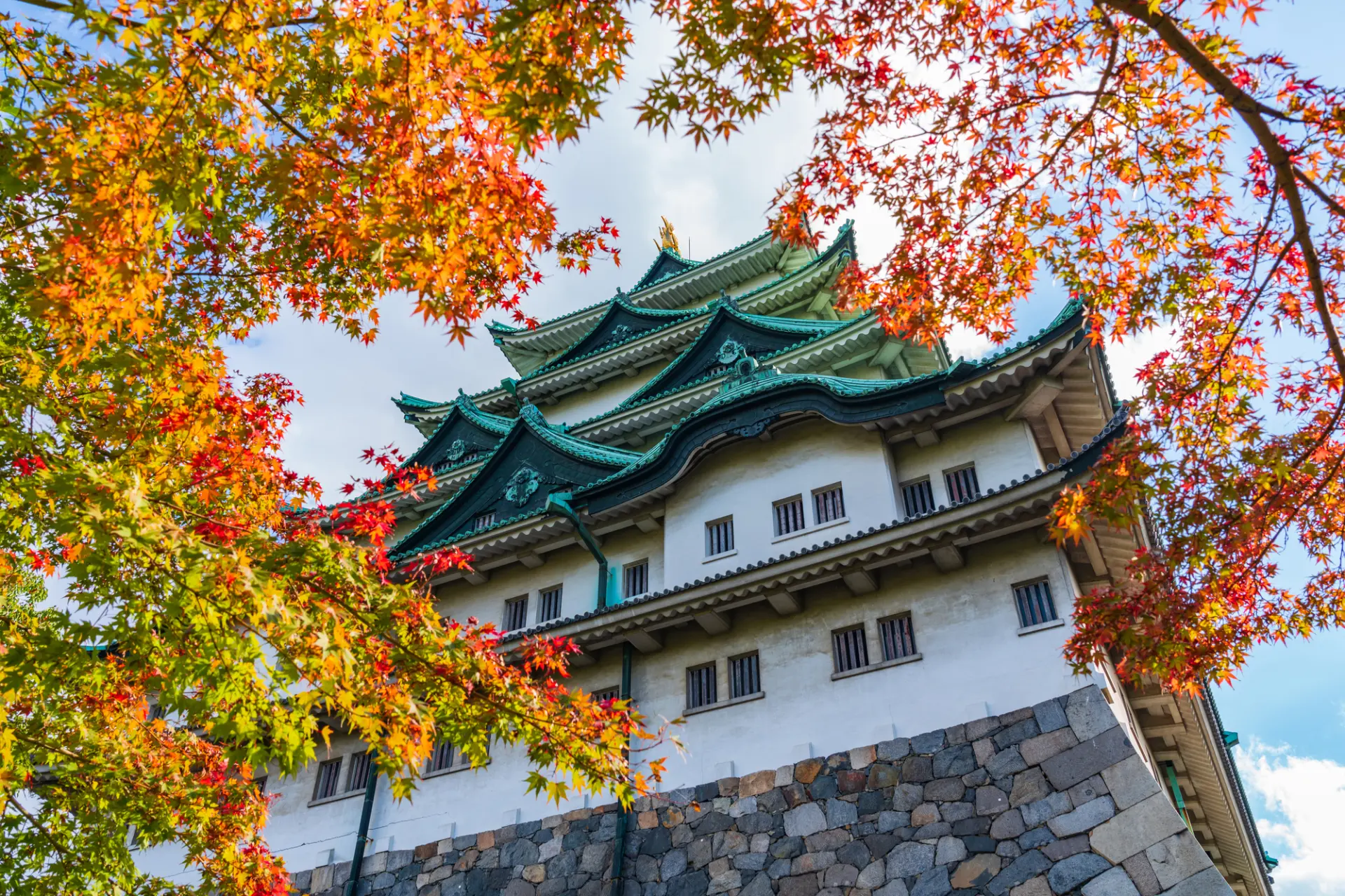 紅葉の間から見上げる、名古屋のシンボル・名古屋城の天守閣