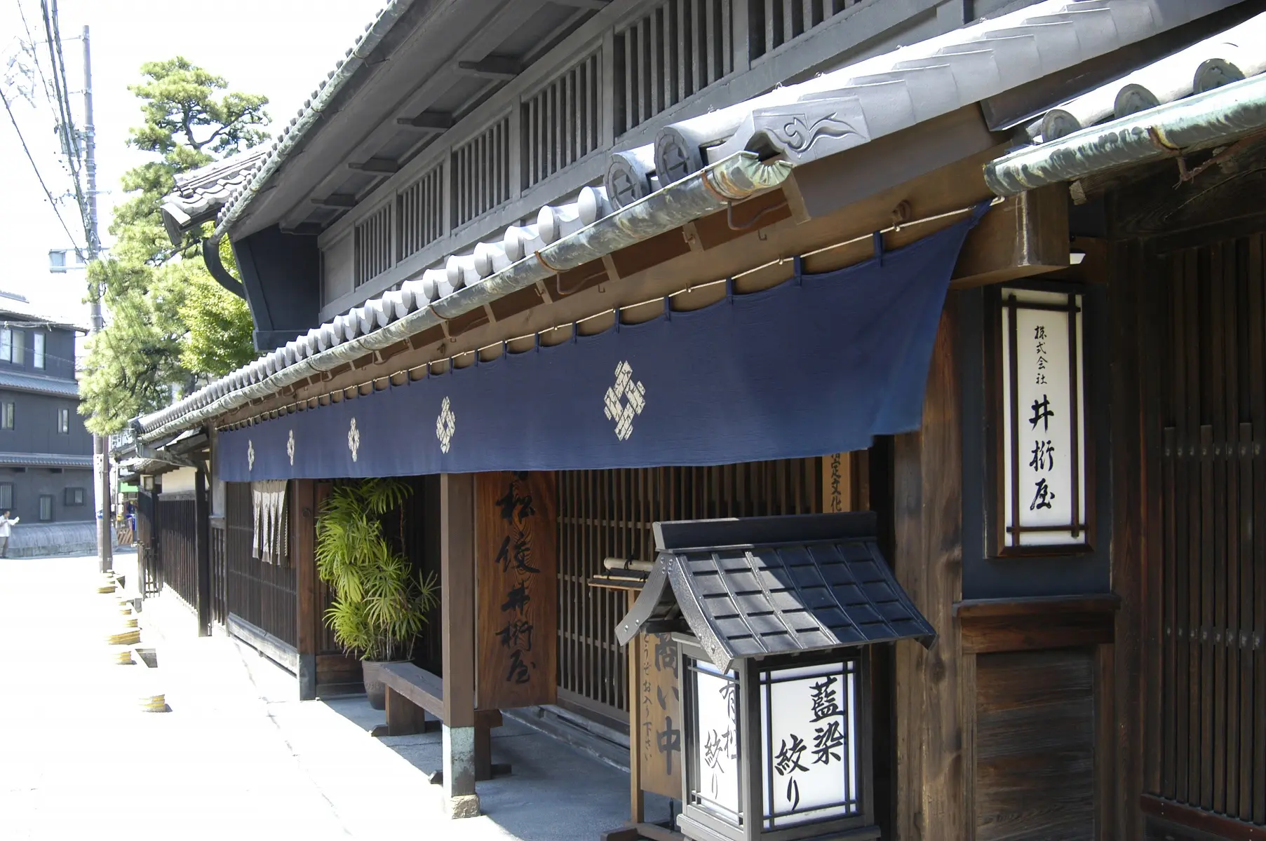 有松の古い町並みに溶け込む、老舗「井桁屋」の風情ある店構え