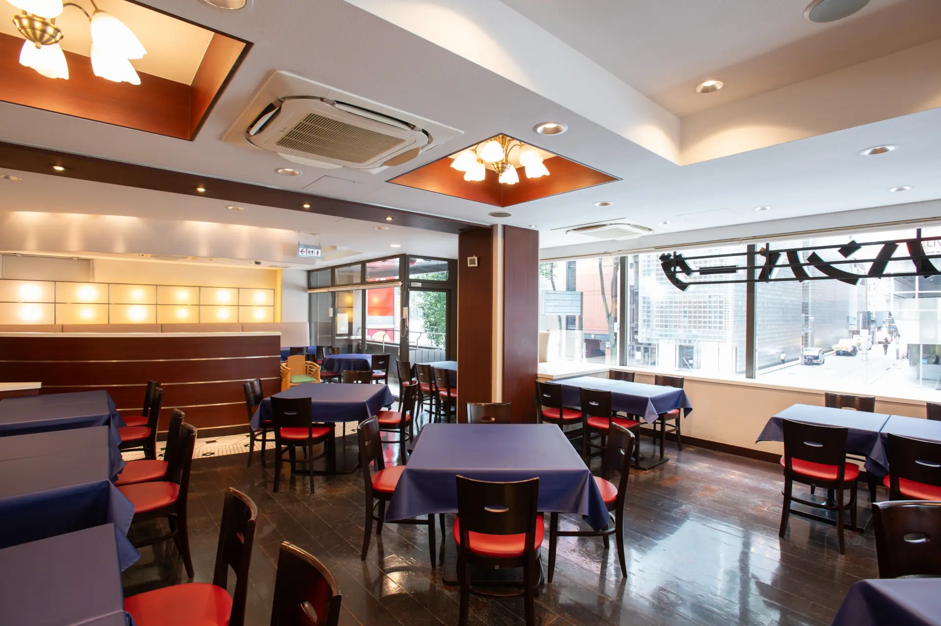 A great choice for enjoying both a meal and dessert in one visit