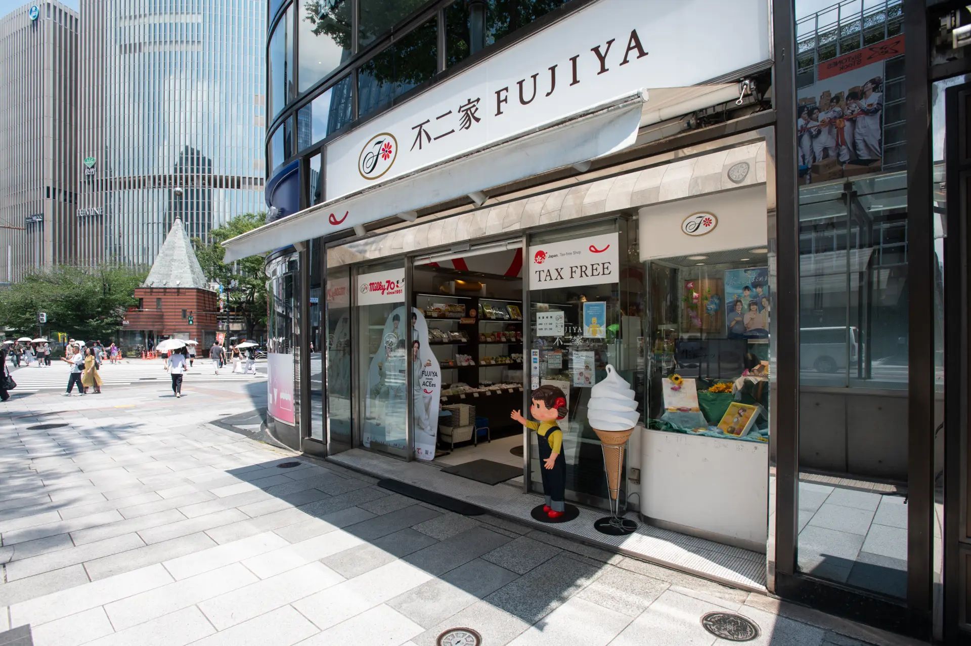 A prime corner location at Sukiyabashi Intersection on Harumi-dori Avenue