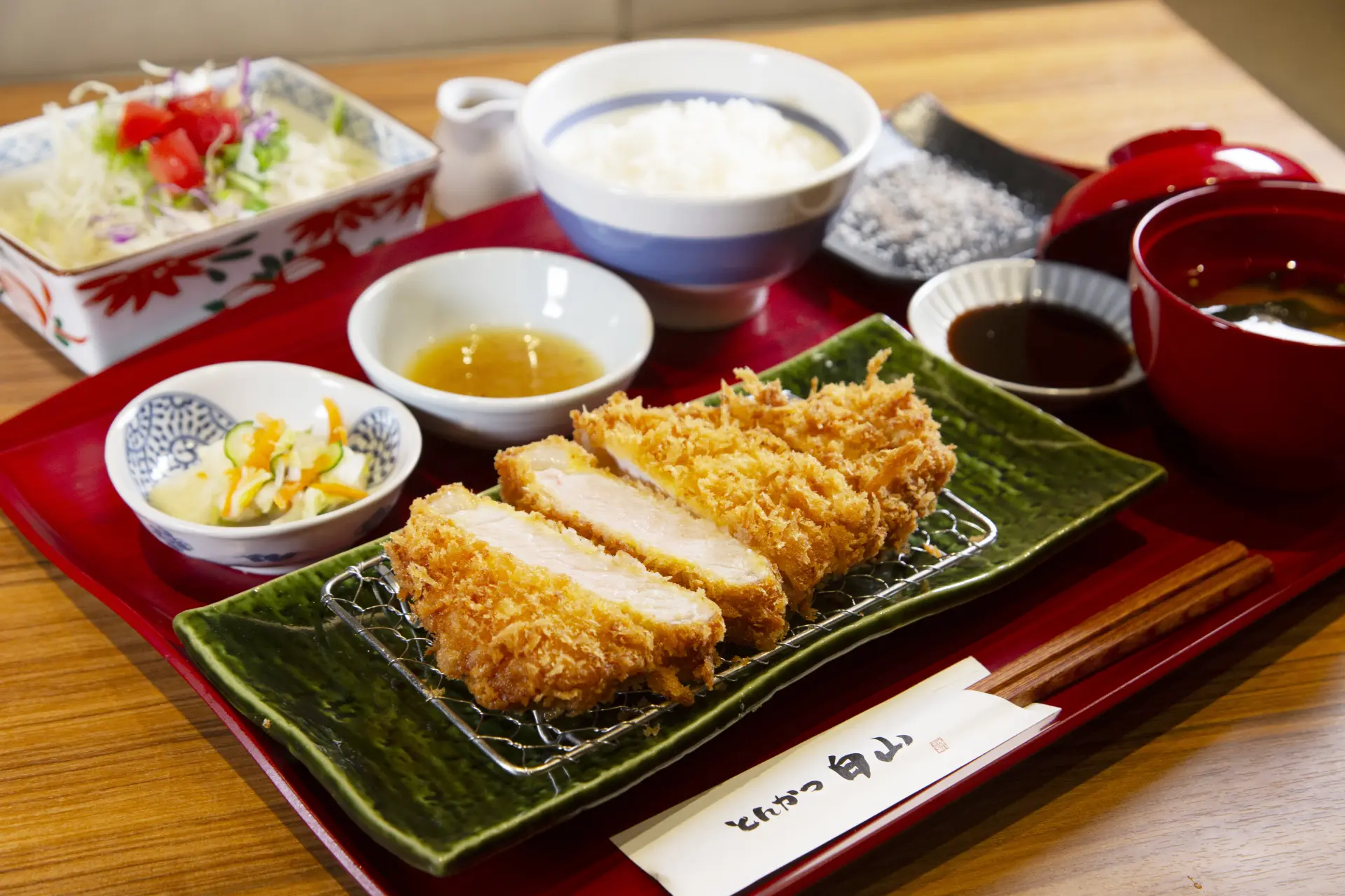 脂の旨みとしなやかな肉質を堪能する「能登豚ロースカツ御膳」