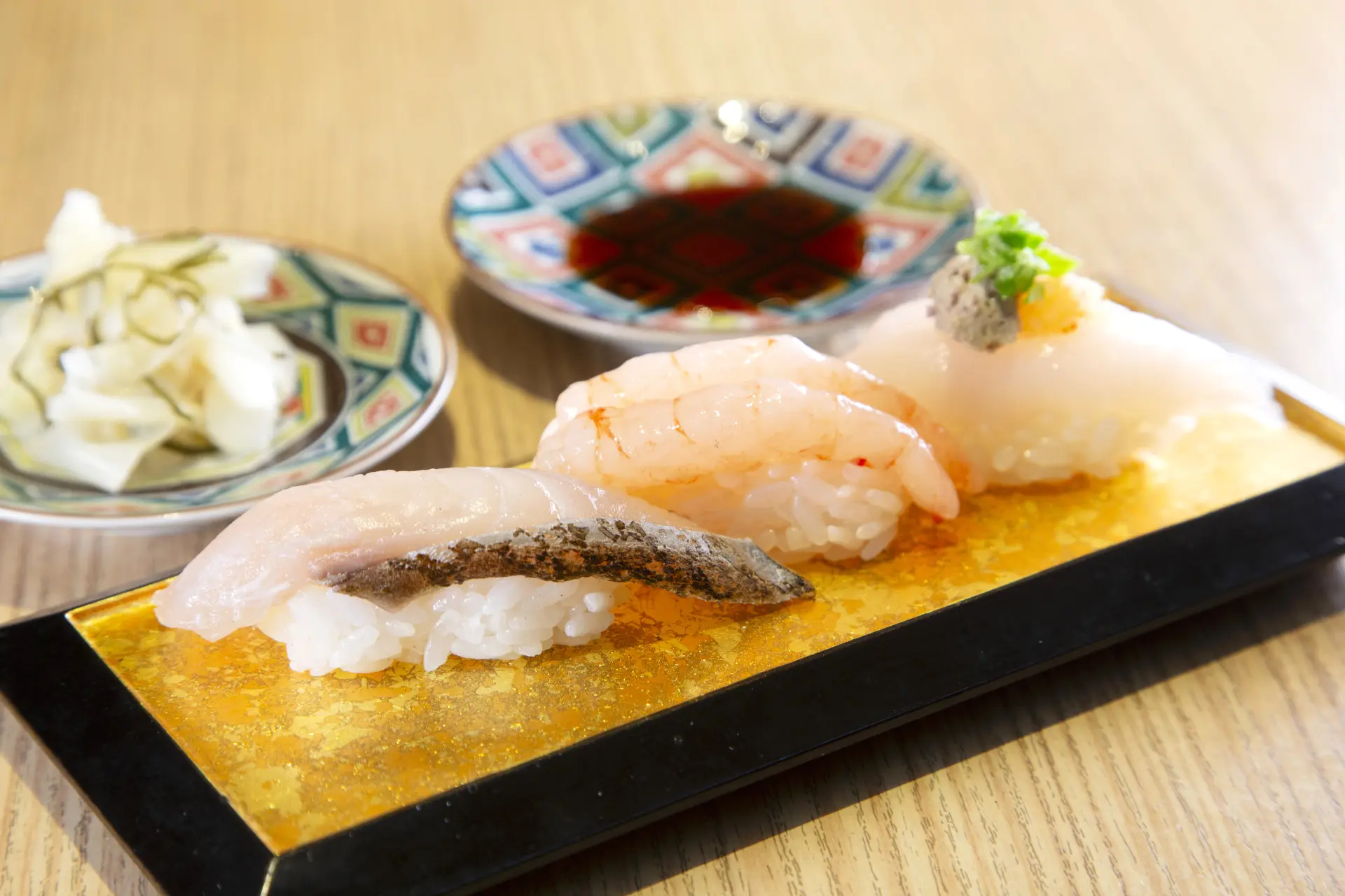 「のと三貫盛り」。その日仕入れた新鮮な能登産のネタを味わえる