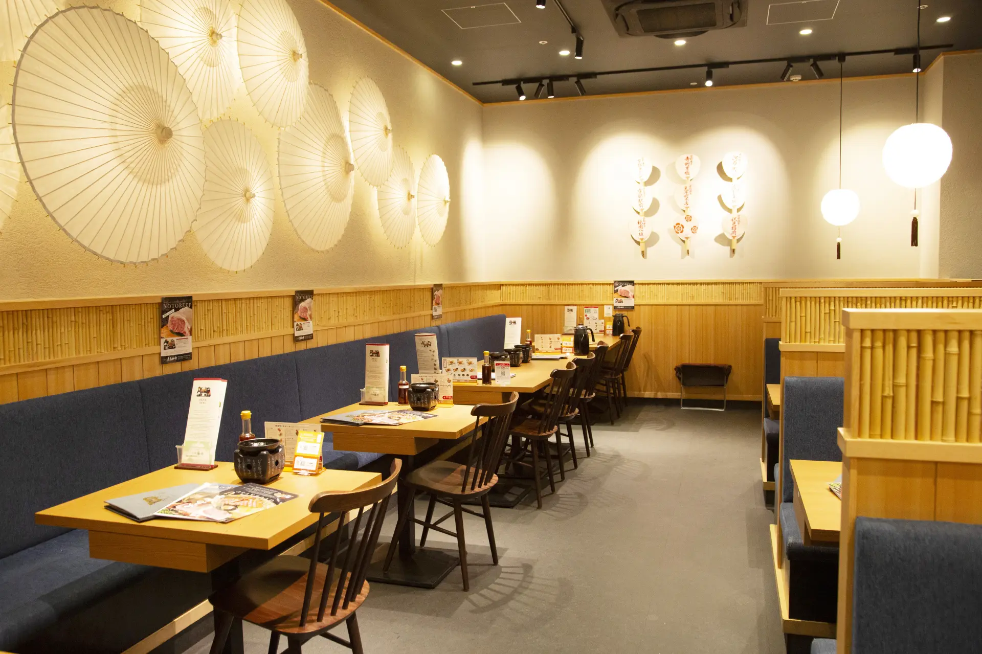 京都らしい和の雰囲気を感じる店内