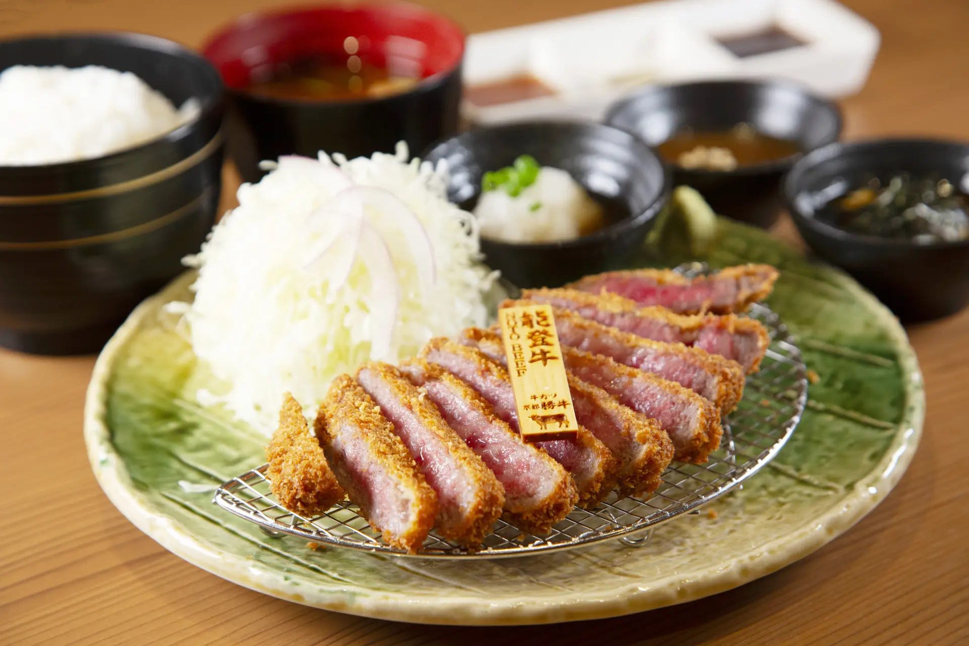 「能登牛極上サーロインカツ膳」で旨みを閉じ込めた極上カツをいただく