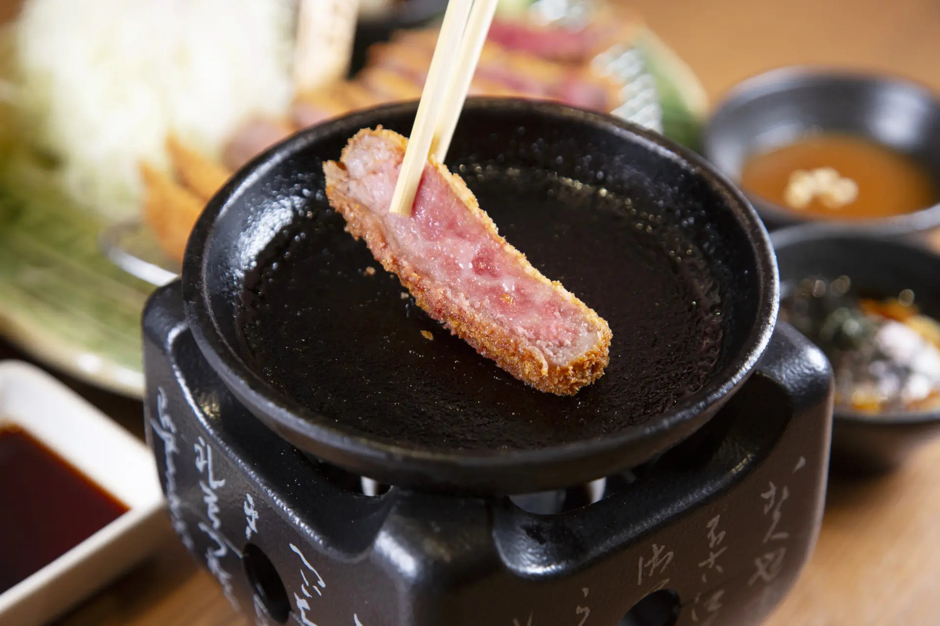 テーブルに置かれた小さな鉄板で自分好みに焼くこともできる