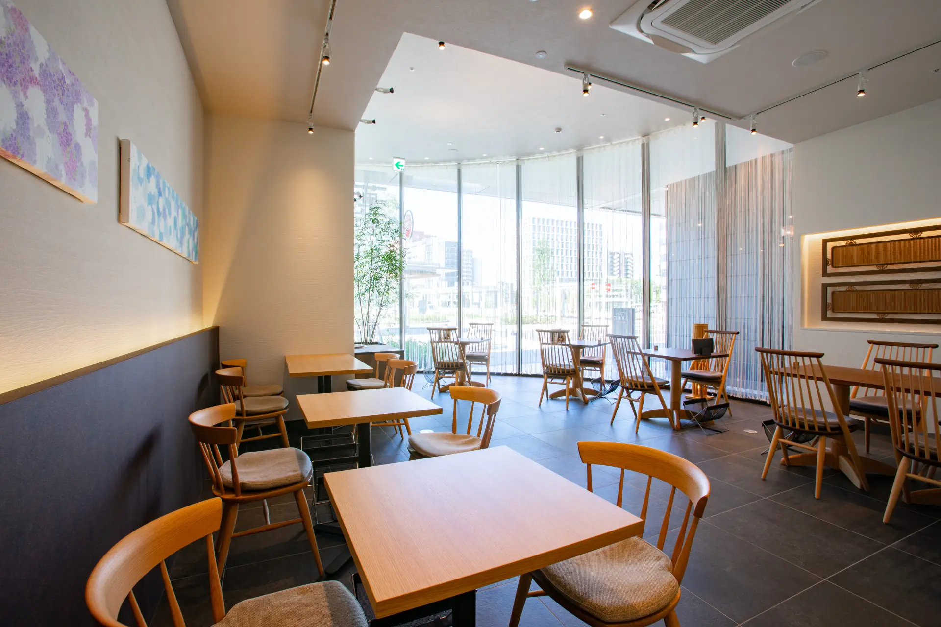外からの光がたっぷりと差し込む明るい店内