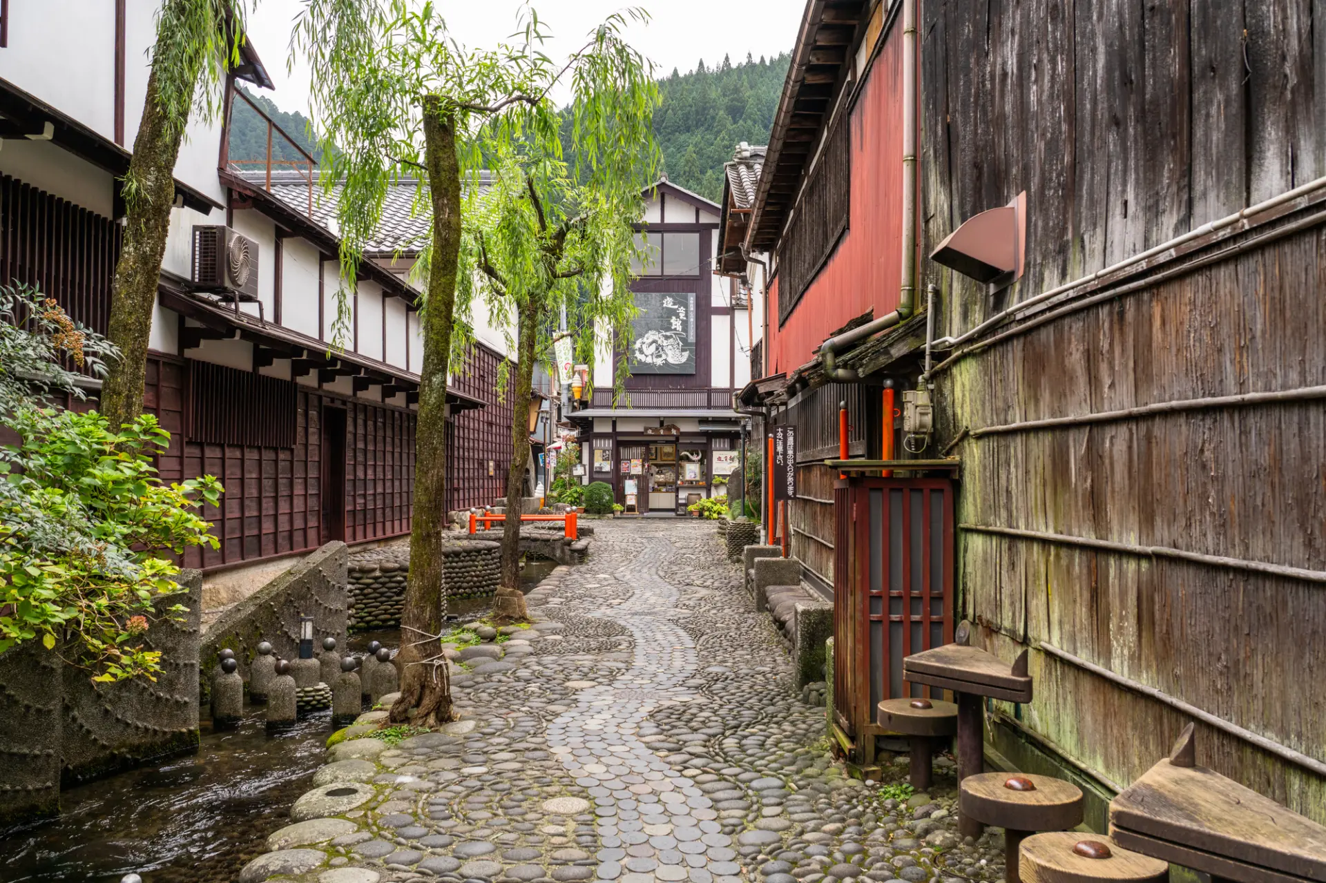 情緒ある古い町並みが魅力の郡上八幡は「奥美濃の小京都」とも呼ばれている