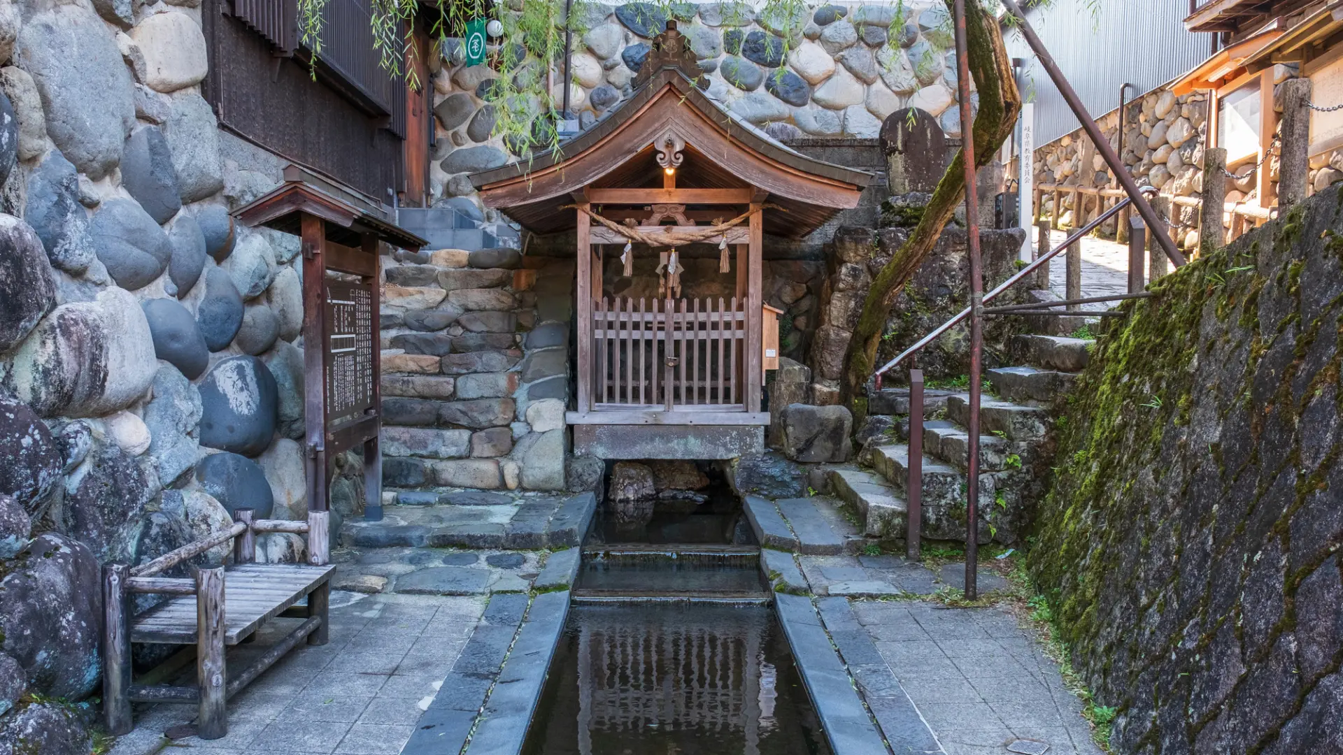 連歌師・宗祇にゆかりのある湧き水として、今も地域に息づく「宗祇水」