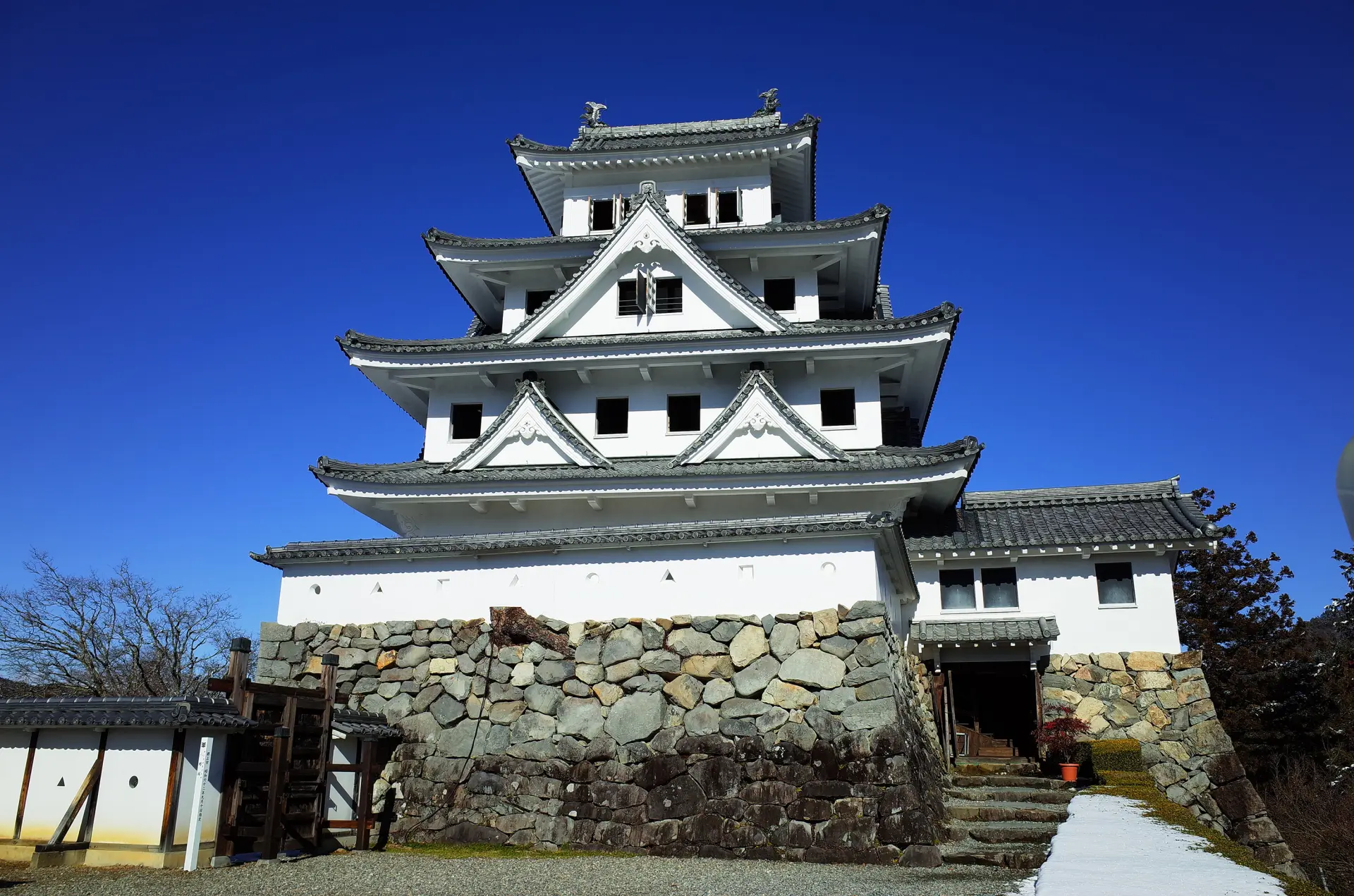 石垣を含む城郭一帯は県史跡に、再建天守は市の重要文化財に指定されている