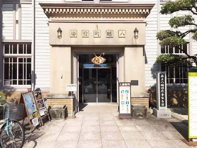 庇を配した正面玄関