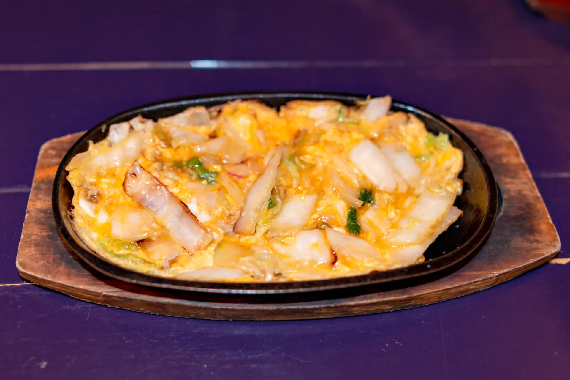 鉄板で香ばしく焼き上げる、郡上の家庭料理「漬物ステーキ」