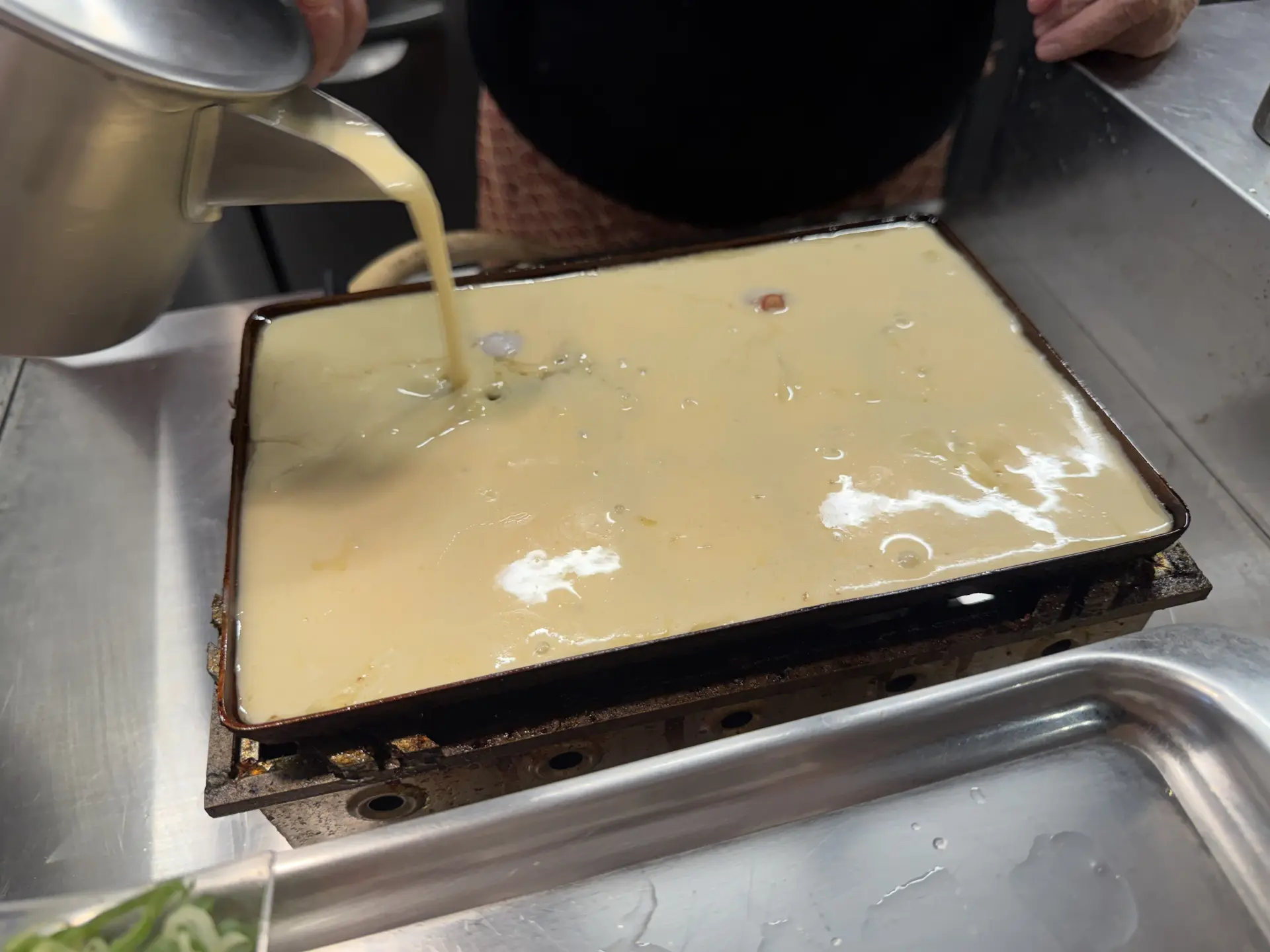재료가 보이지 않을 때까지 반죽을 붓습니다