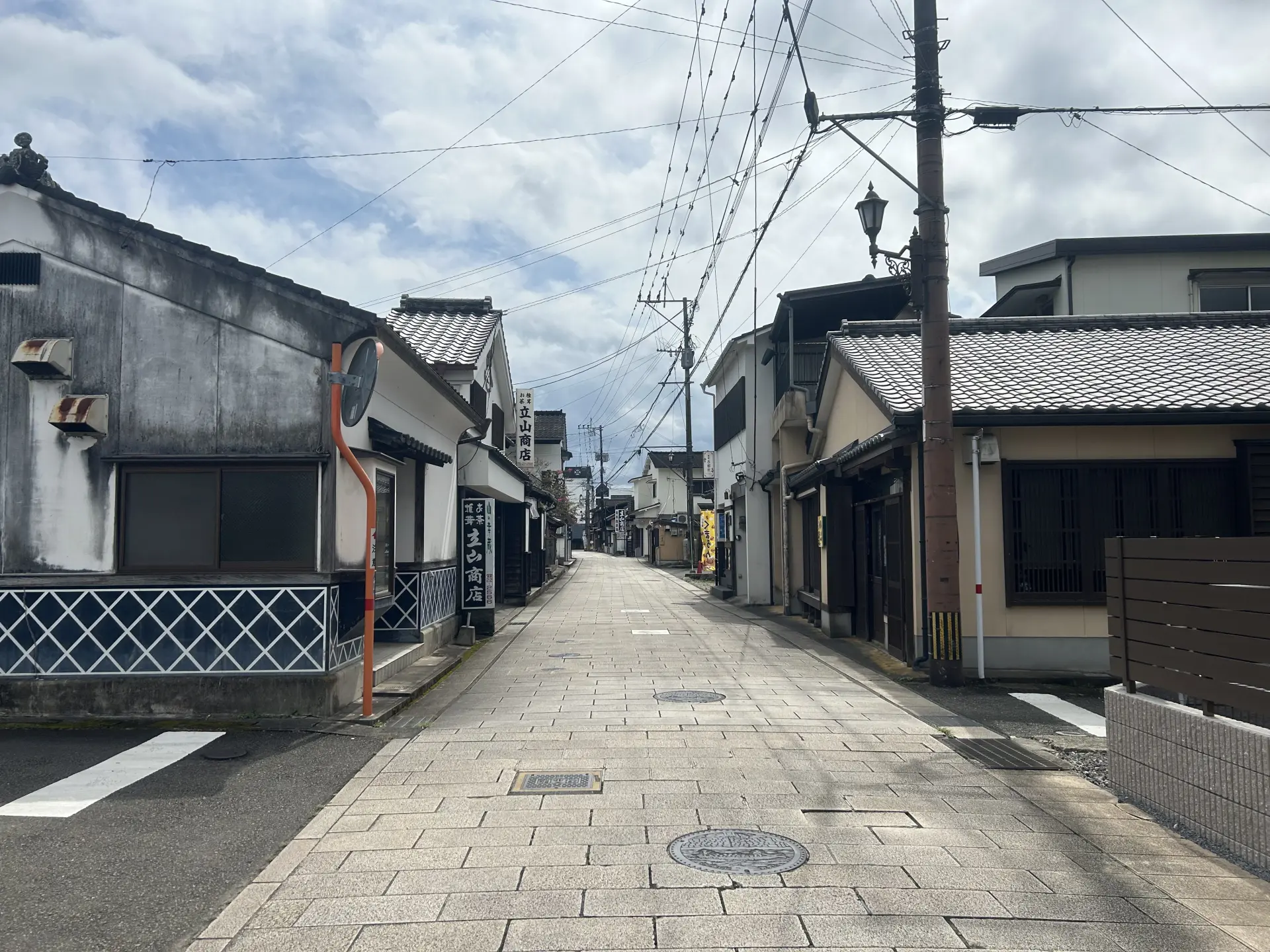 往時の繁栄ぶりがうかがえる、お屋敷などが並ぶ通り