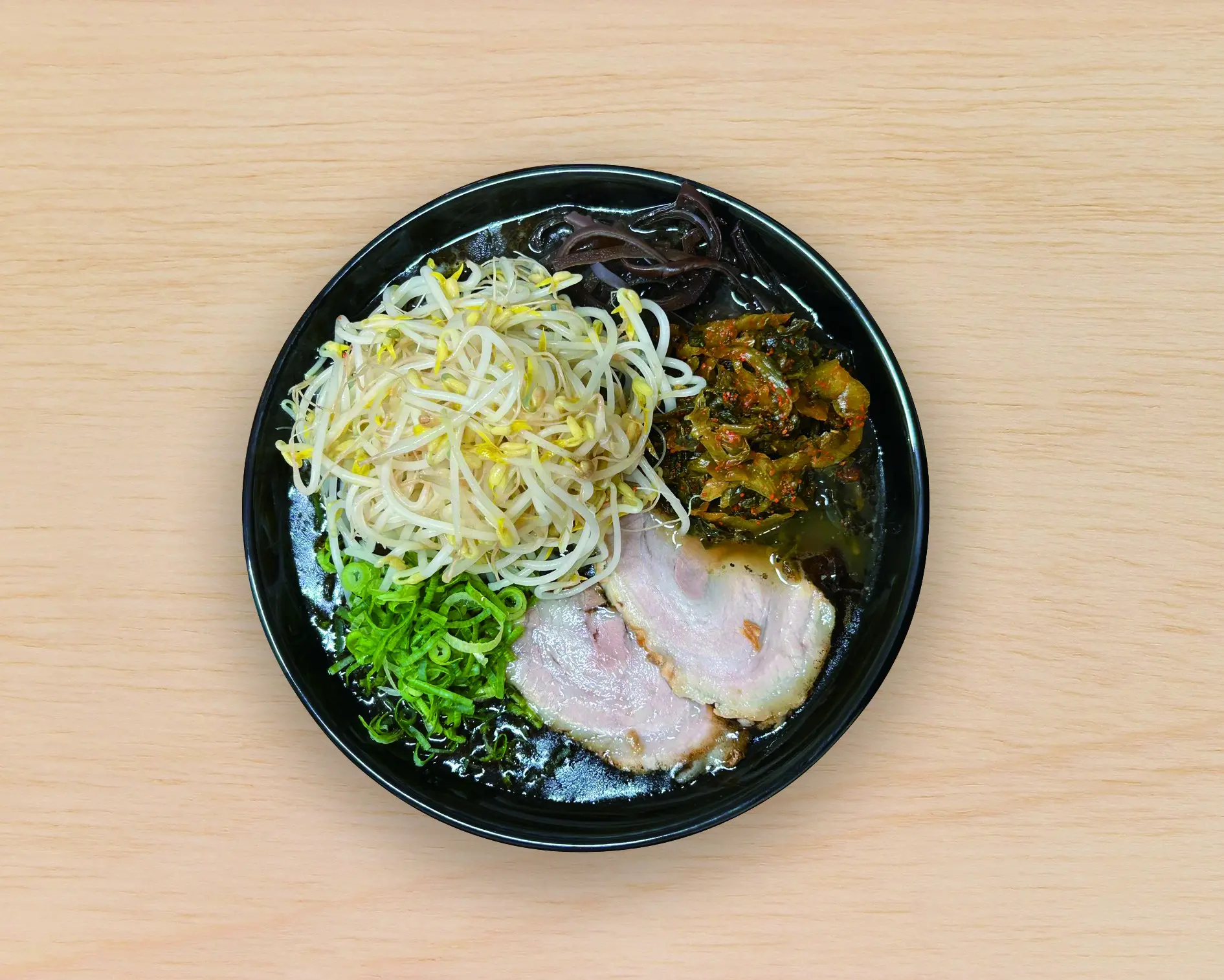 真っ黒なマー油入り豚骨スープが特徴の「好来ラーメン」