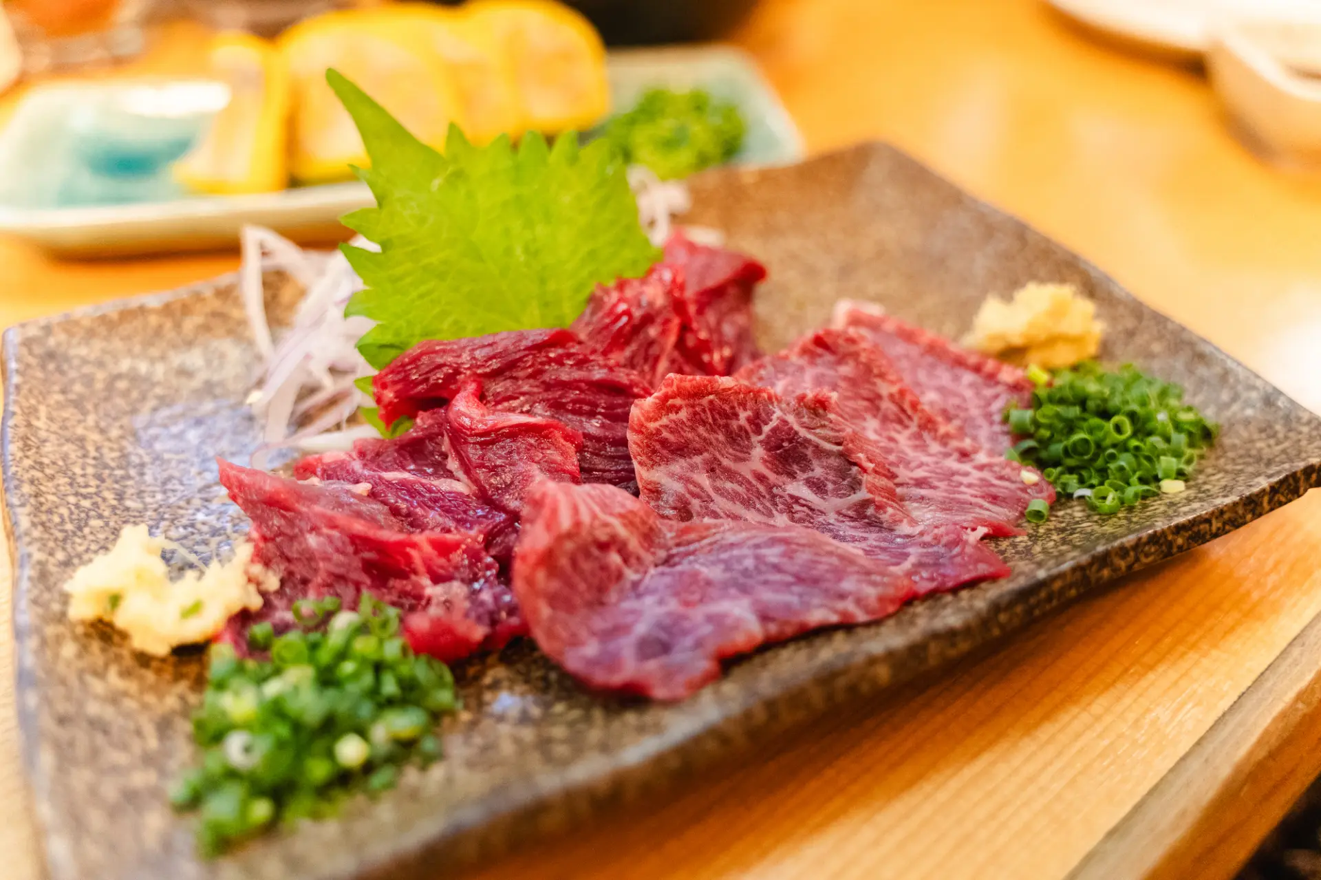 クセが少なく、さっぱり味わえる熊本名物「馬刺し」