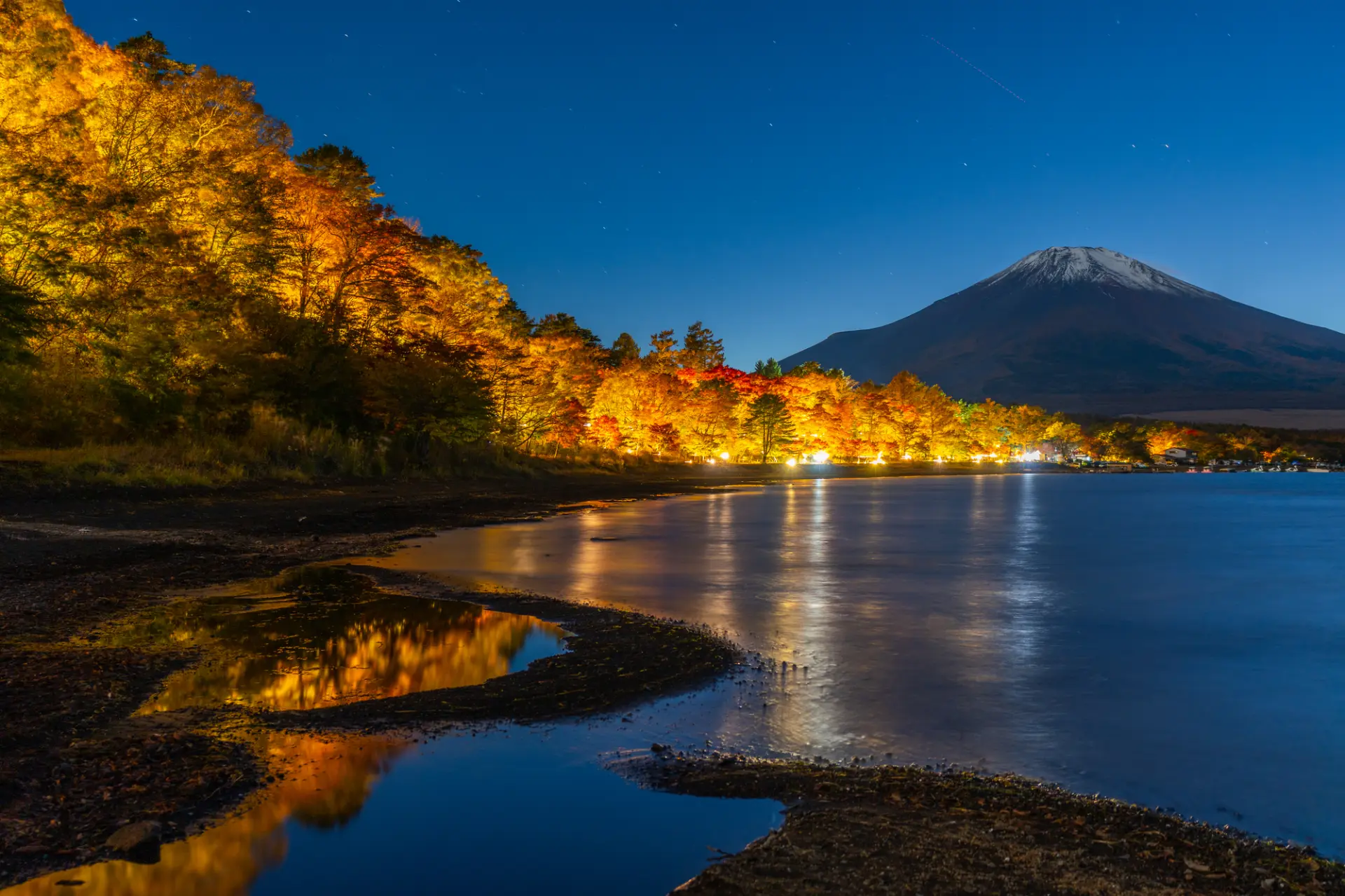 ライトアップされた紅葉が山中湖畔を彩る「山中湖夕焼けの渚 紅葉まつり」
