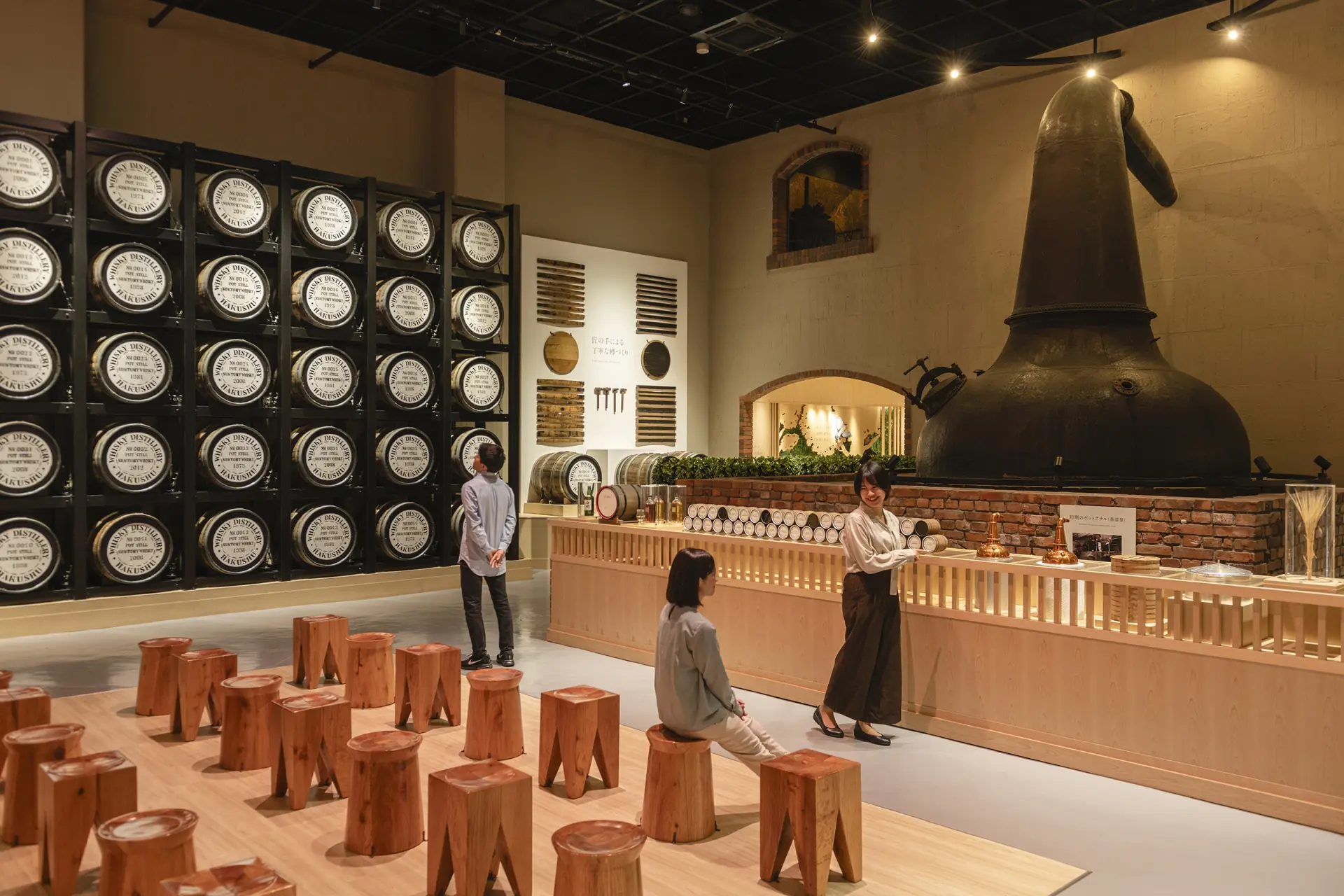 ウイスキーづくりの歴史や文化を伝える、「ウイスキー博物館」の展示空間