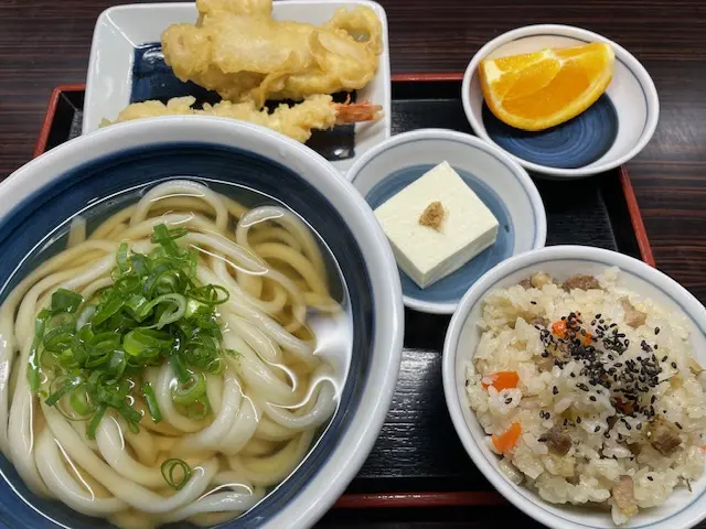 讃岐うどんや「とりめし」など、香川らしい味を楽しめる