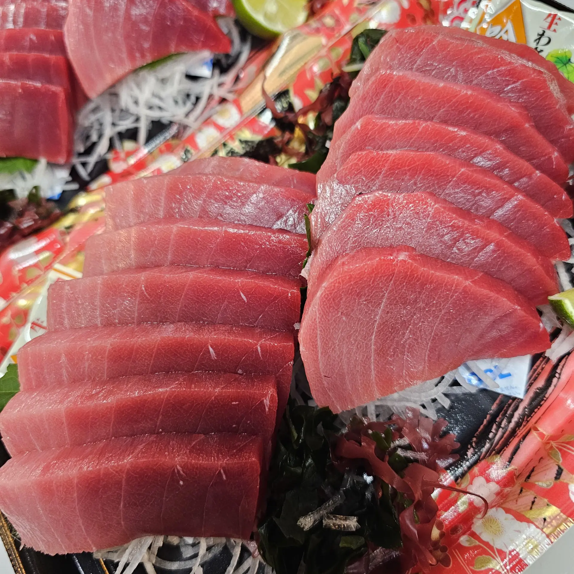 厚切りのマグロをはじめ、鮮魚を使った料理が並ぶ