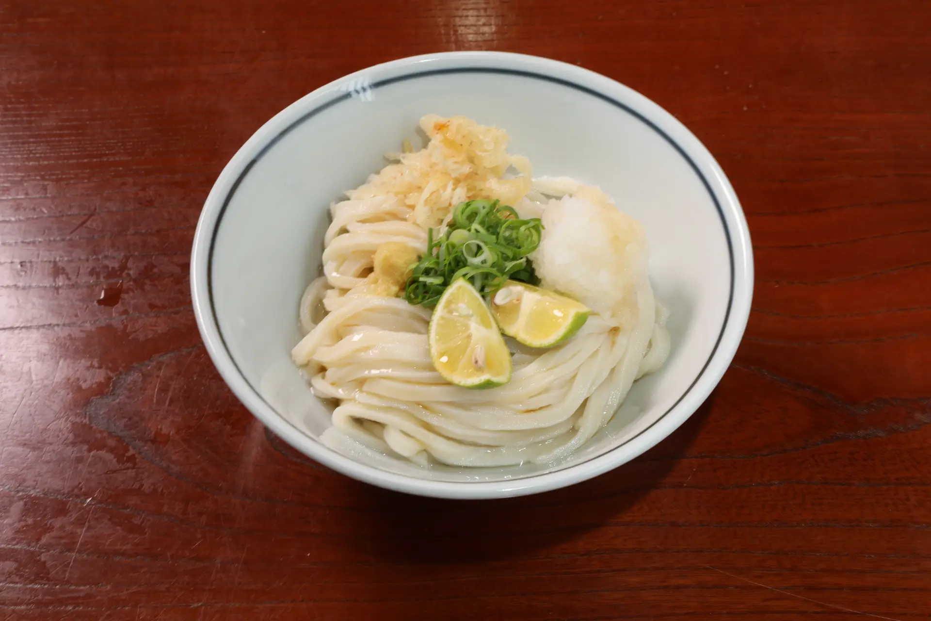 大根おろしやすだちを添えて、さっぱりと味わえる「ぶっかけうどん」