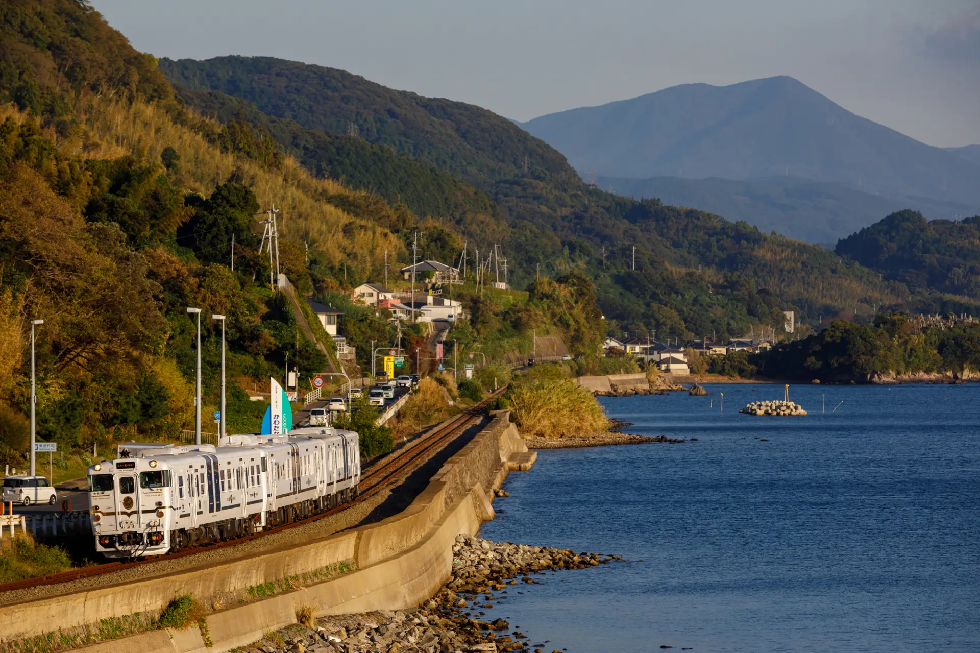 海沿いを走るJR大村線。車窓からは穏やかな海景色が広がる
