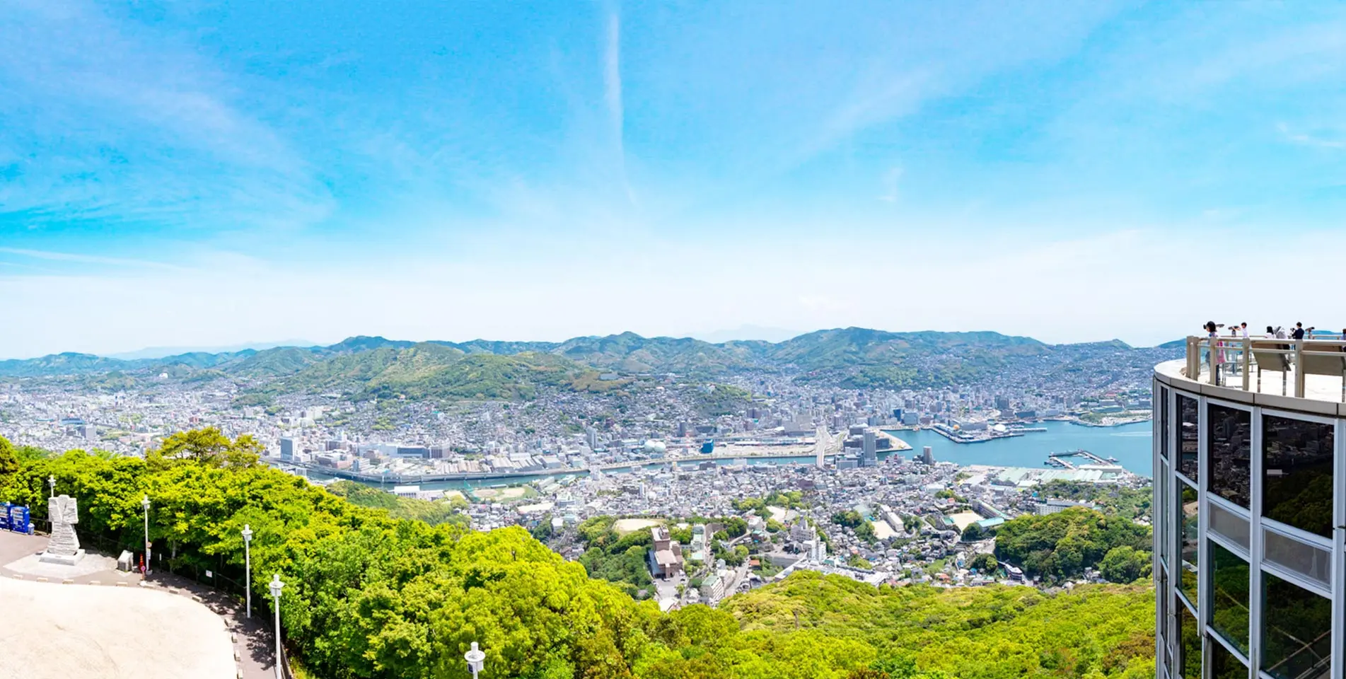 海と市街地が織りなす景色が眼前に広がる