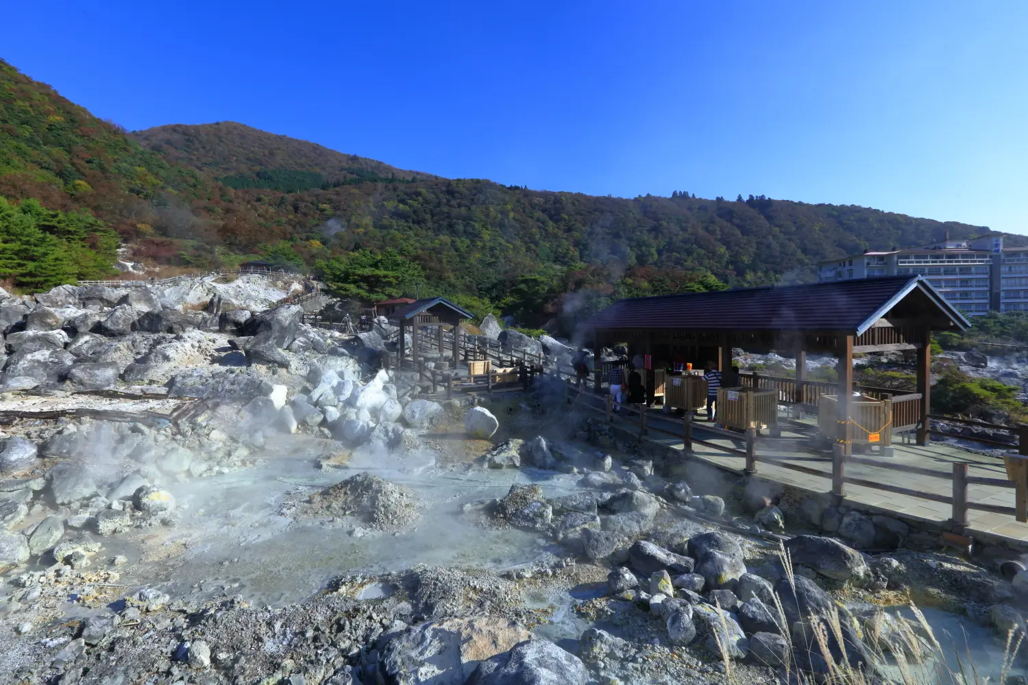 白い噴煙が広がる雲仙地獄