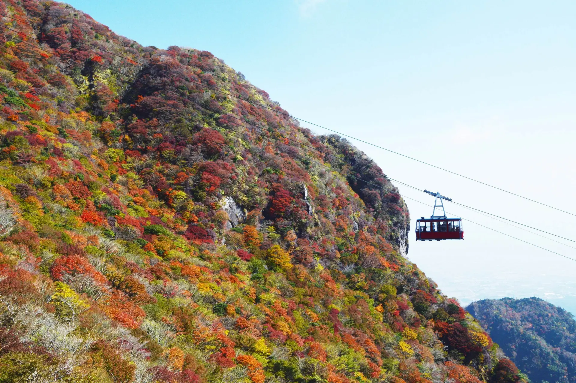 国の天然記念物「普賢岳紅葉樹林」に指定された、秋ならではの美しい景色