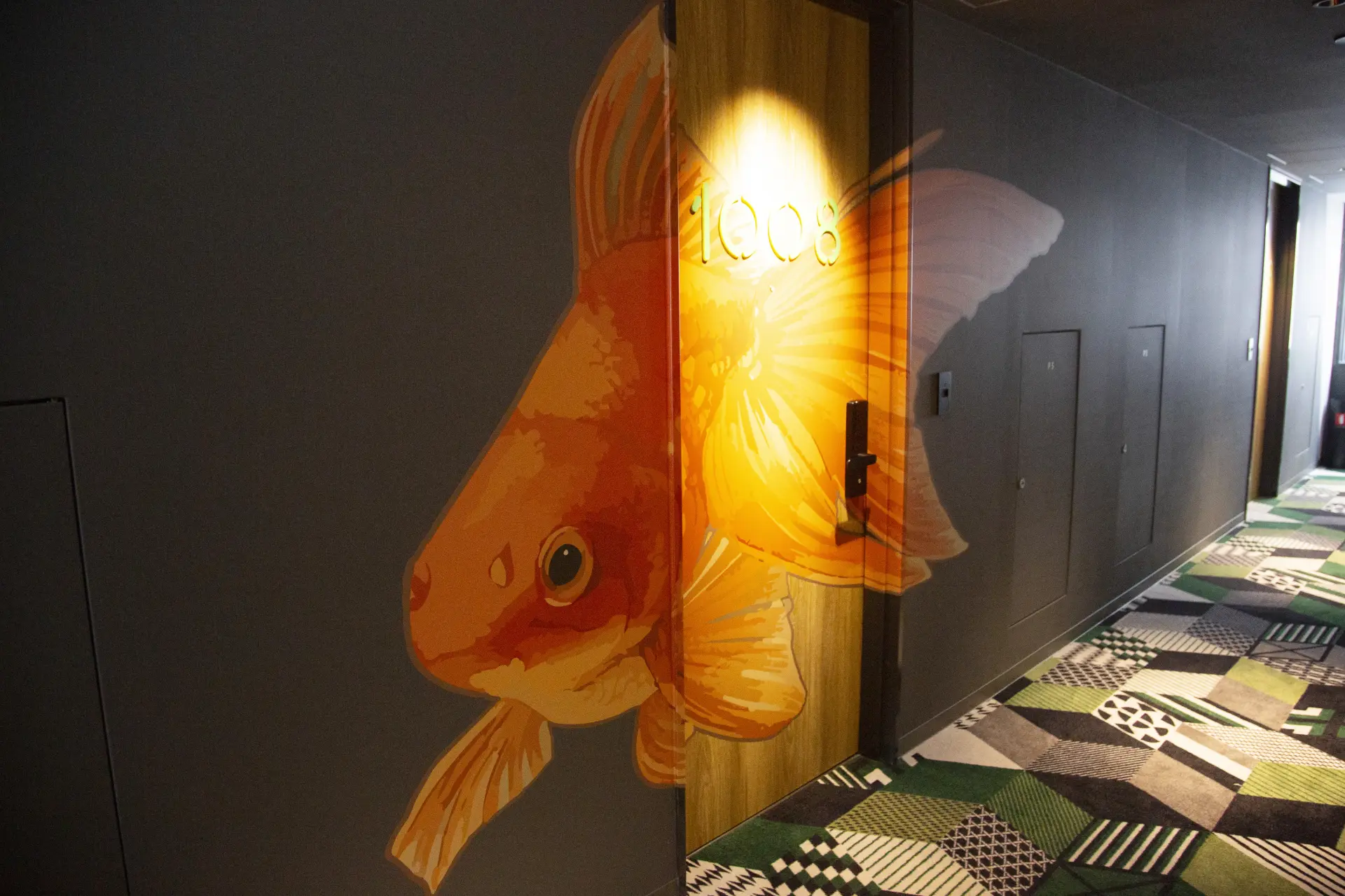 部屋のドアにも大きな金魚が描かれている