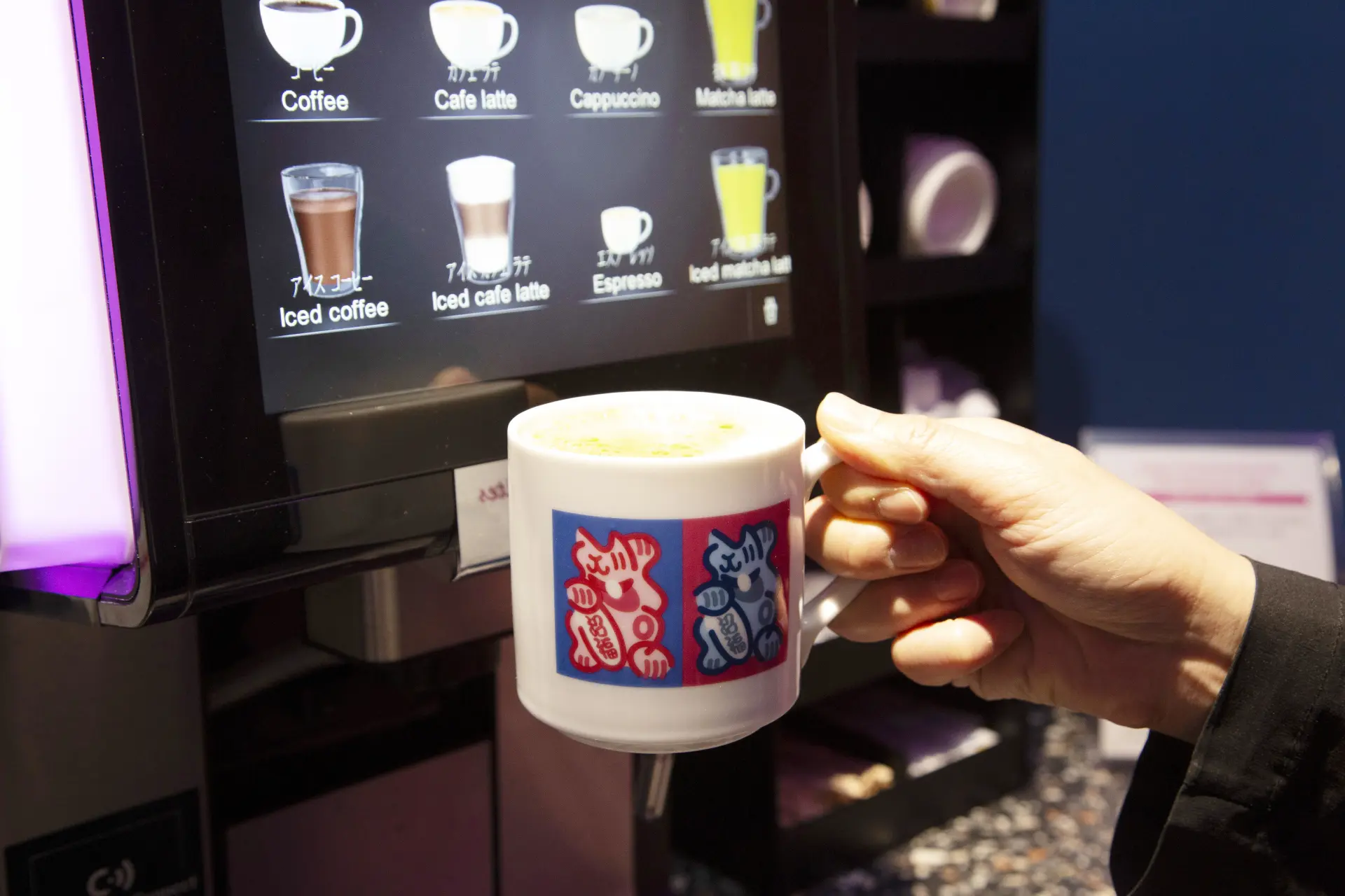 5:00〜24:00まで、コーヒー、抹茶ラテなどのドリンクを無料提供