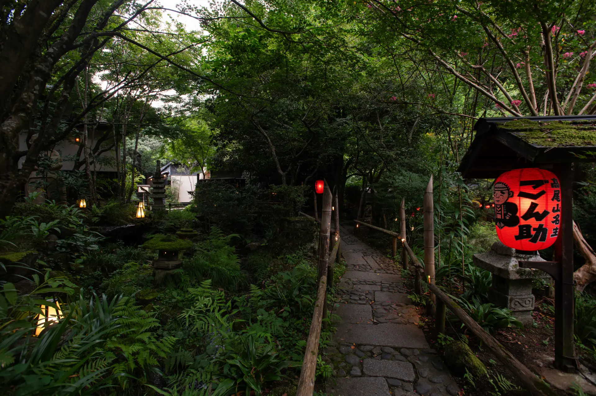 奥高尾の深い緑に囲まれた「ごん助村」