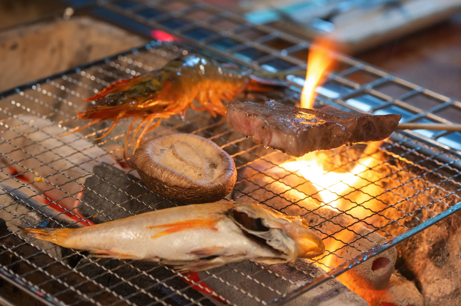 焼き色を確かめながら、丁寧に育てていく