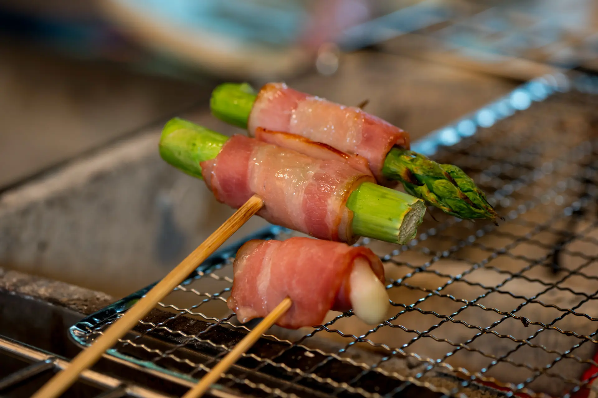 炭火で焼くベーコン巻きは、香ばしさが食欲をそそる
