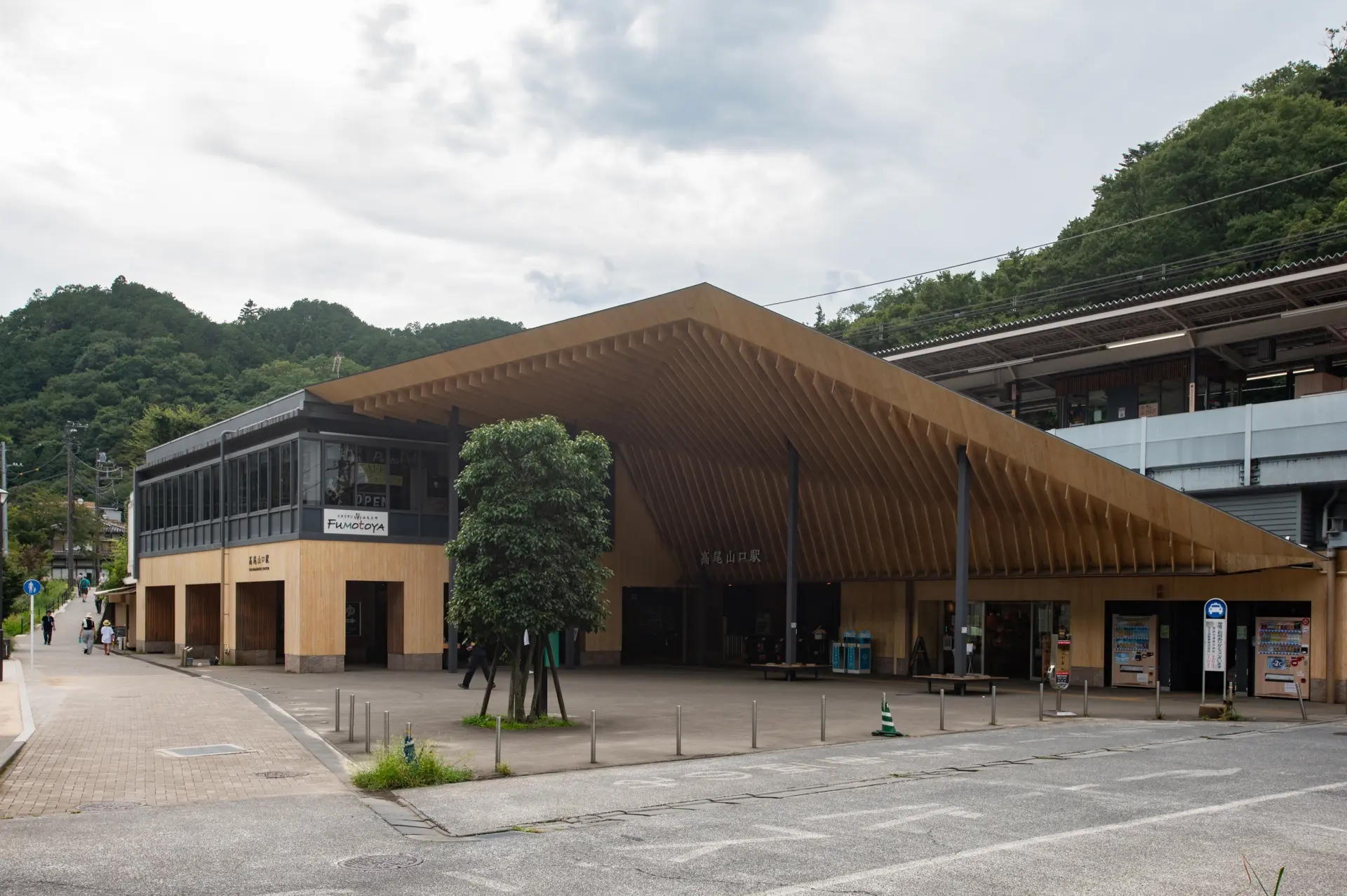 「高尾山口」駅からの無料送迎バスでアクセスできる