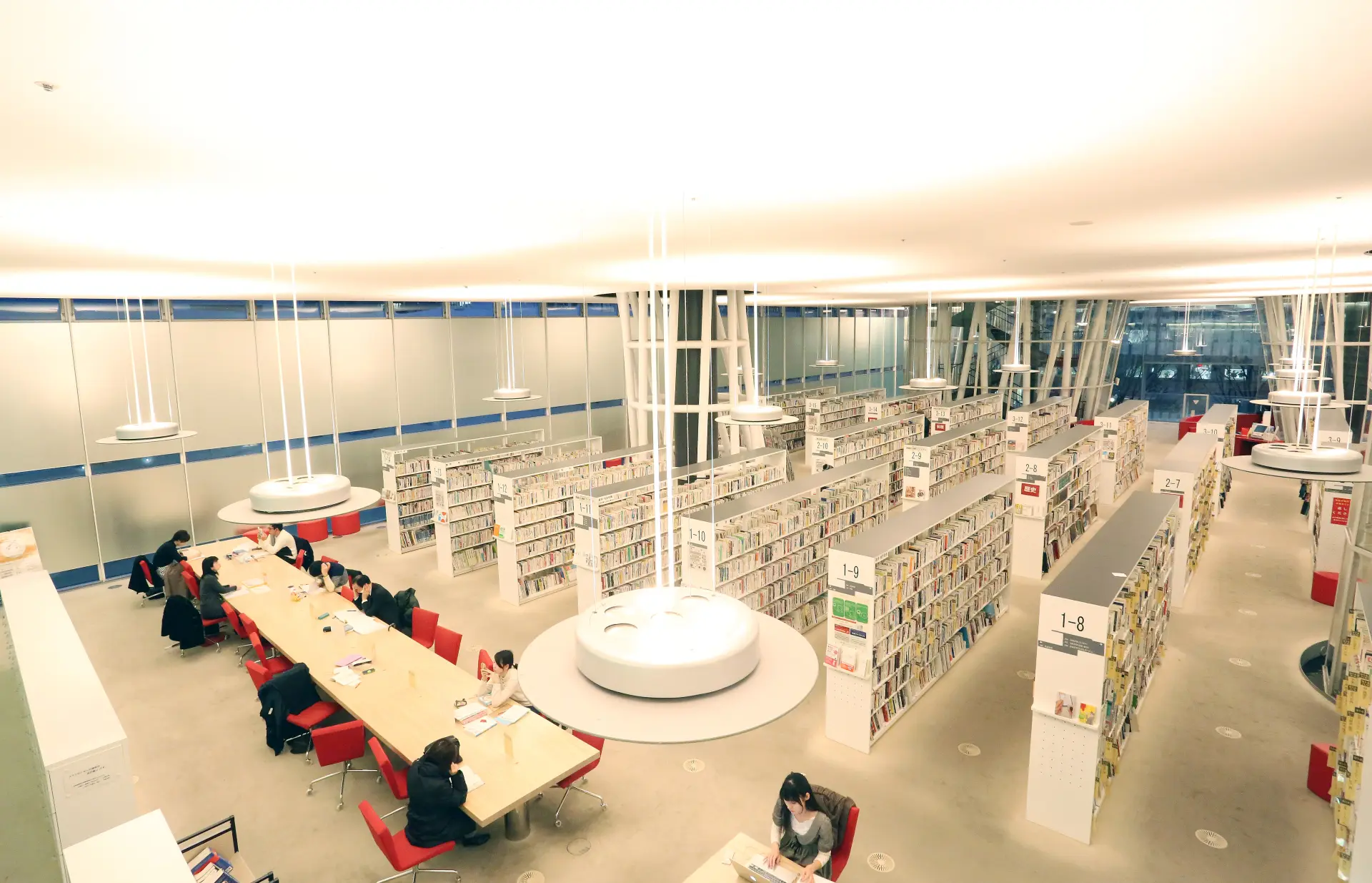 自然光が差し込む、開放感のある図書館フロア