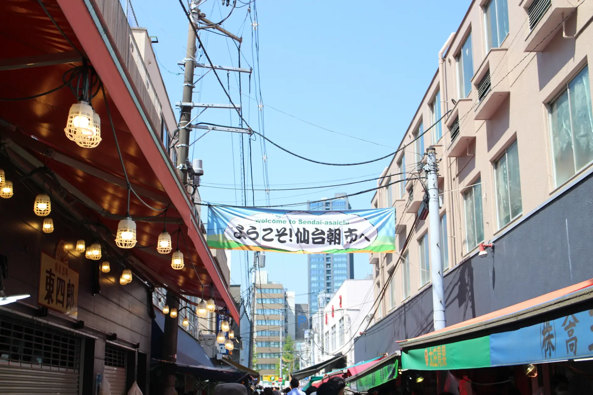 市場らしい店先が軒を連ねる、活気ある通り