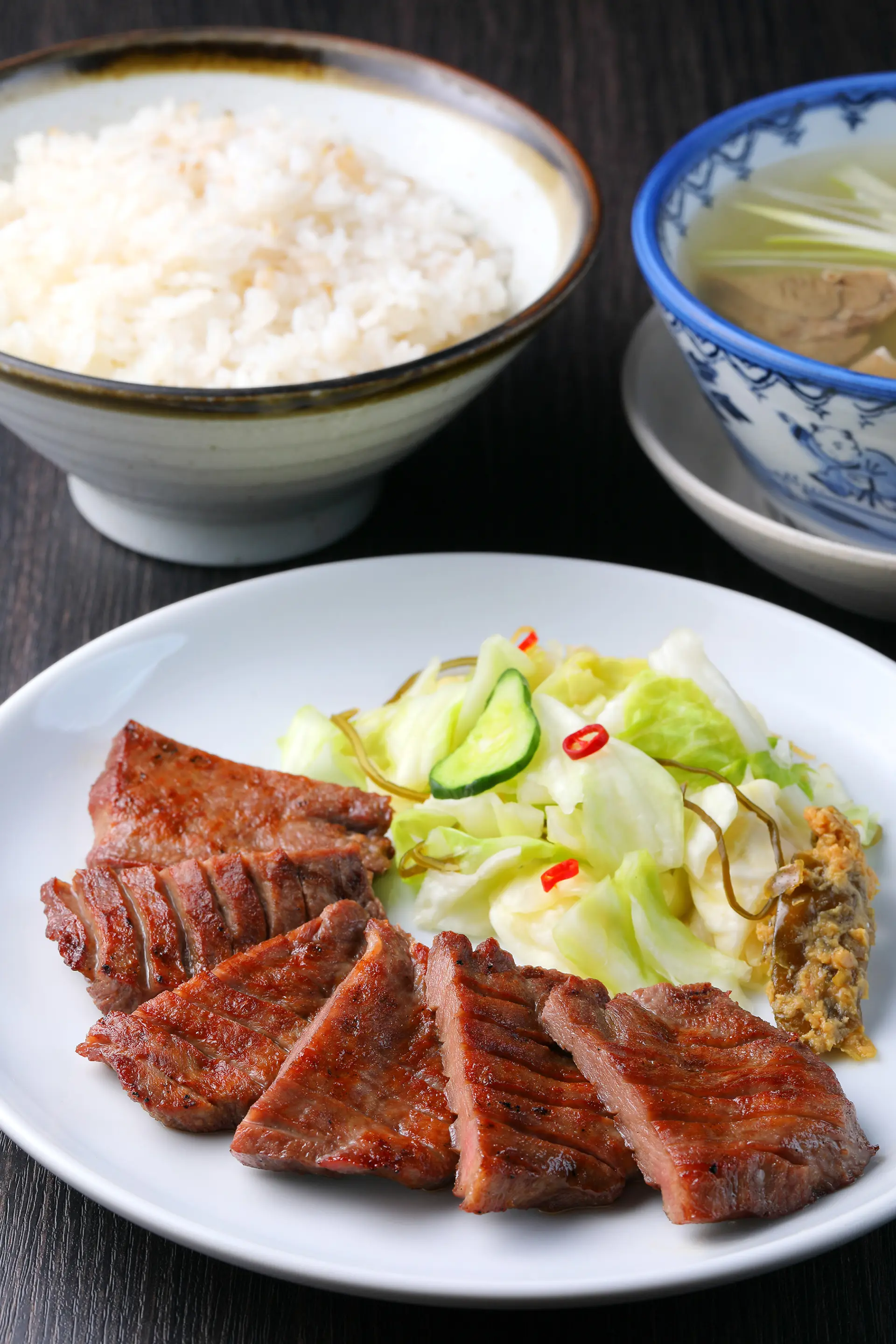 香ばしく焼き上げた牛たんに、テールスープや南蛮味噌、お新香が付く定食