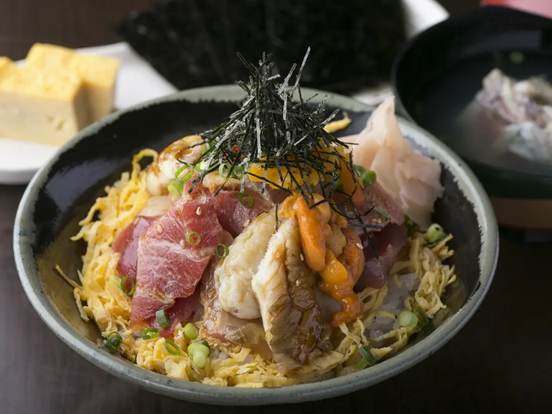 16種類もの魚介を特製ダレに漬け込んだ、イチ押しの「仙台づけ丼 極」