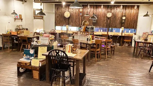 レトロな家具と木の温もりが、落ち着いた雰囲気をつくる店内