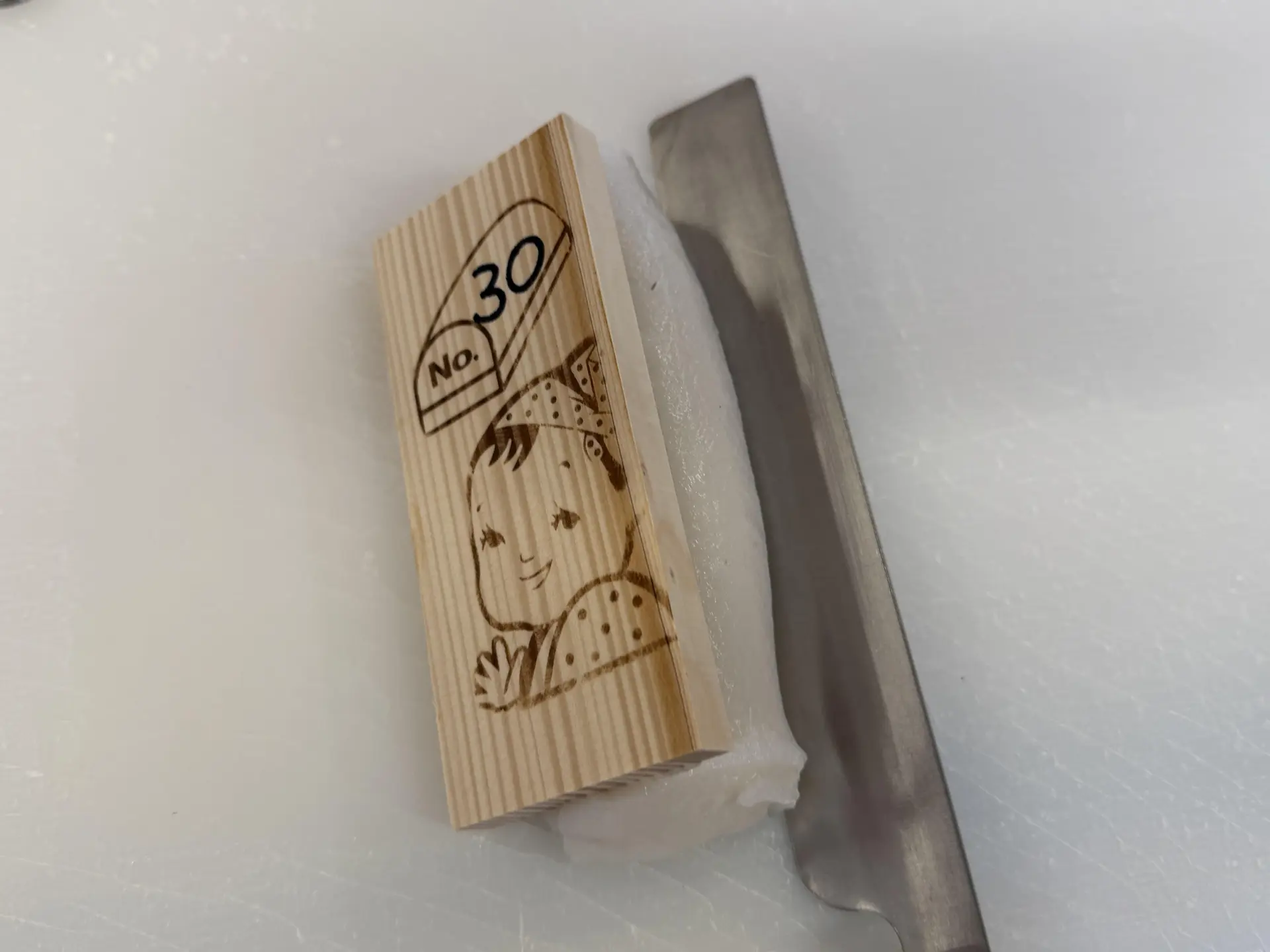 板を斜めに倒し、包丁を差し込む
