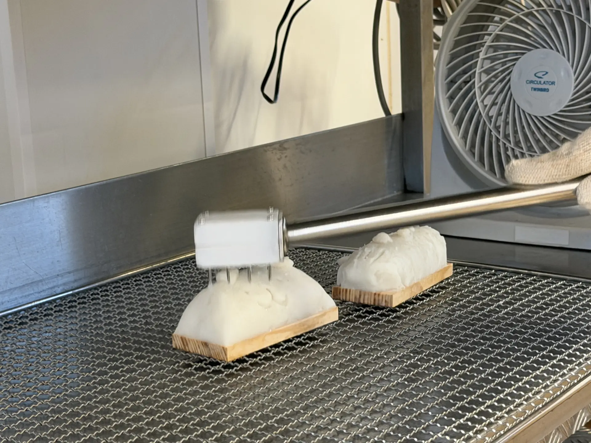 粗熱をとりながら、針で穴を開ける