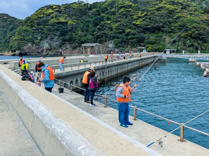 租借用品相當完善。輕鬆體驗海上釣魚場與防波堤釣魚