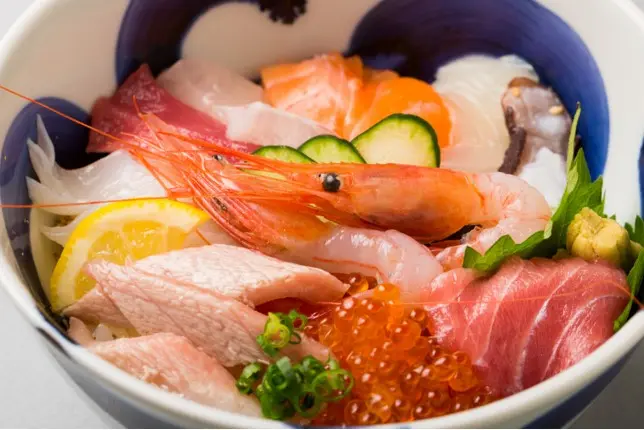 碗中滿滿盛入宗像海洋恩賜的海鮮丼